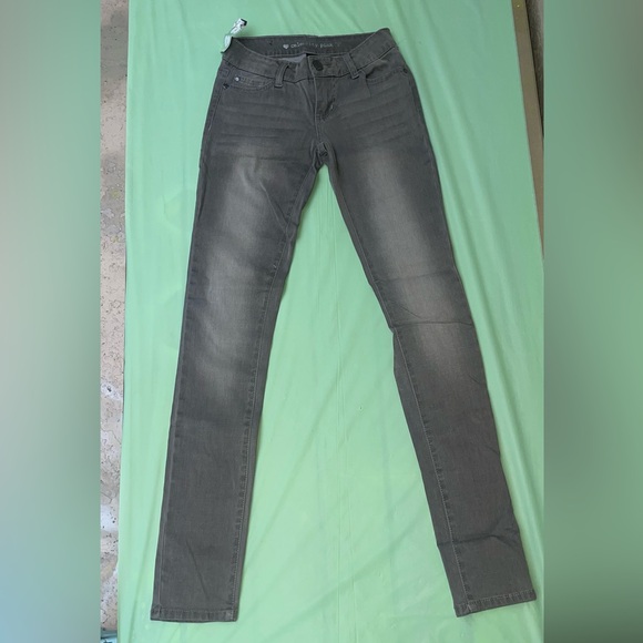Celebrity Pink women Charcoal Skinny Jeans
NWT Size 0 Juniors - Picture 4 of 15